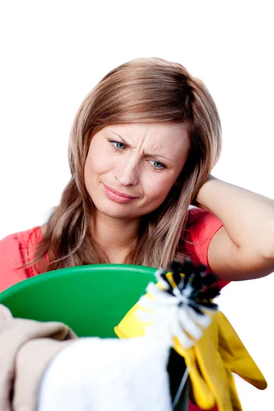 Retrato de uma mulher cansada fazendo tarefas domésticas — Fotografia de Stock