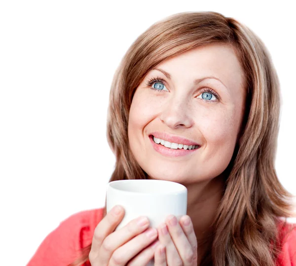 Lächelnde Frau, die eine Tasse Kaffee trinkt — Stockfoto