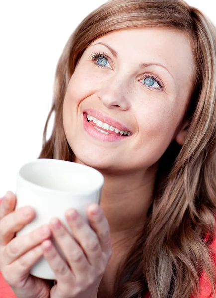 Веселая женщина пьет чашку чая — стоковое фото