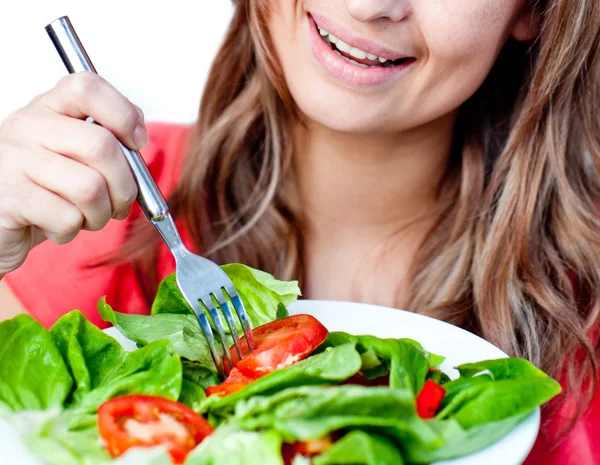 Primo piano di una donna deliziata sta mangiando un'insalata — Foto Stock