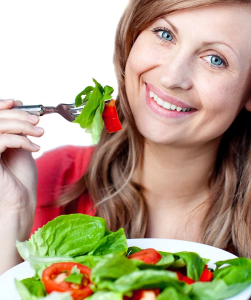 Sorridente donna sta mangiando un'insalata — Foto Stock
