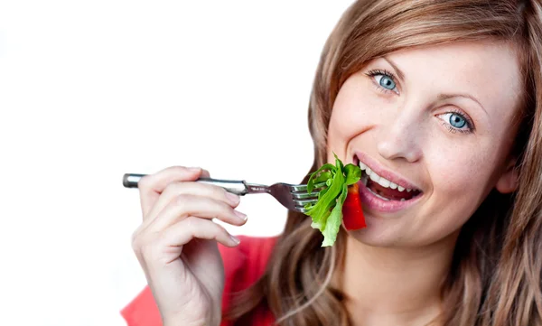Mujer feliz está comiendo una ensalada — Foto de Stock
