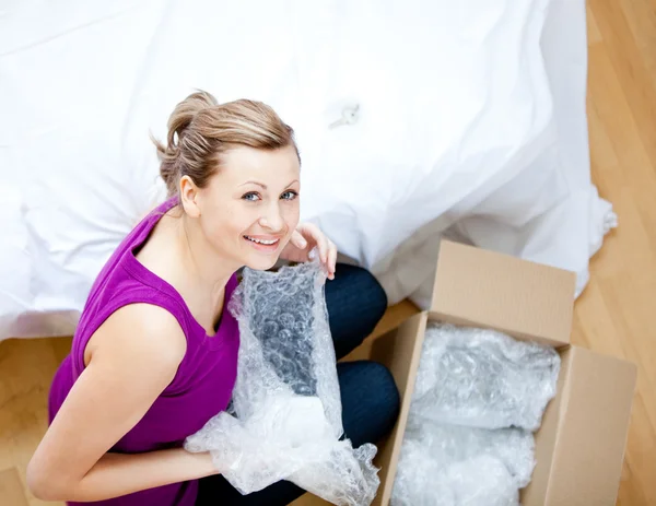 Mujer encantada teniendo un descanso entre cajas — Foto de Stock