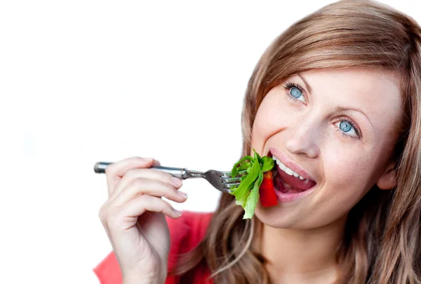 Mulher branca está comendo uma salada — Fotografia de Stock