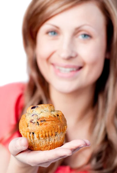 Verheugd vrouw is eten een muffin — Stockfoto