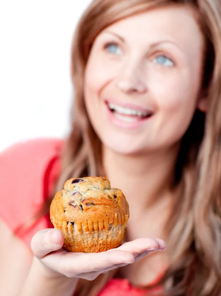 Carina donna sta mangiando un muffin — Foto Stock