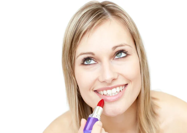 Atractiva mujer rubia poniendo lápiz labial —  Fotos de Stock