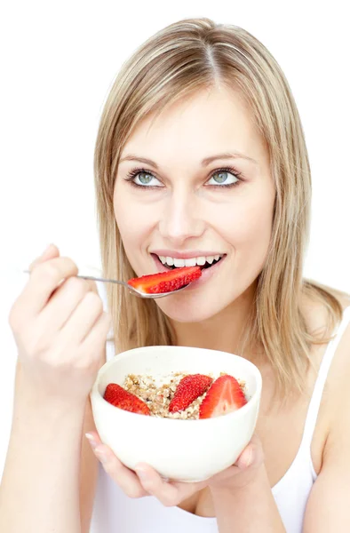 Charmante Frau isst Getreide mit Erdbeeren — Stockfoto