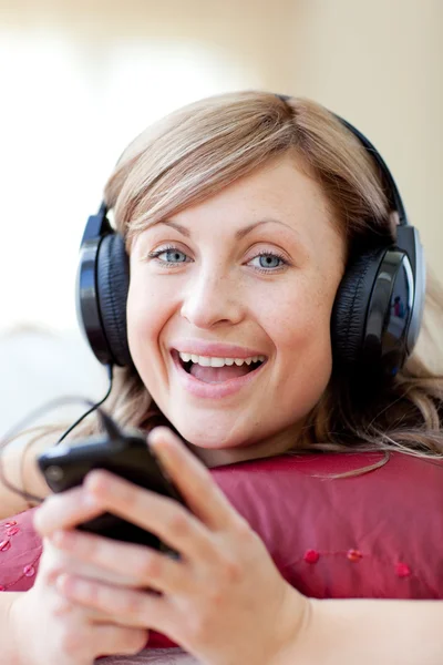 Glückliche Frau hört Musik im Wohnzimmer — Stockfoto