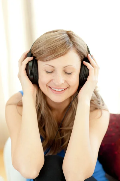 Carina donna sta ascoltando la musica in salotto — Foto Stock