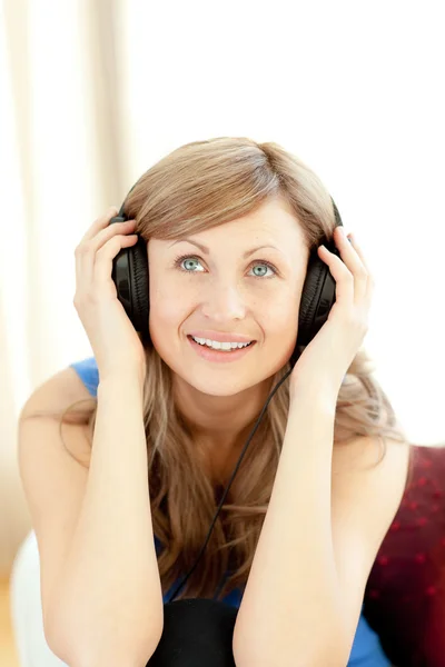 Mujer joven está escuchando la música en el salón — Foto de Stock