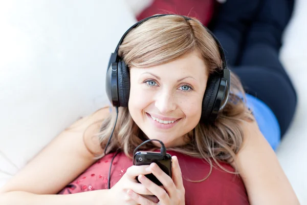 Mujer adolescente está escuchando la música en la sala de estar —  Fotos de Stock