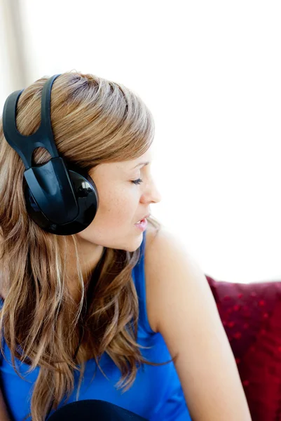 美しい女性は、ヘッドフォンで音楽を聞いています。 — ストック写真