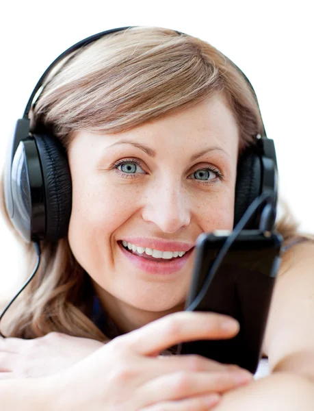 Retrato de una linda mujer escuchando la música con auriculares —  Fotos de Stock