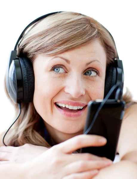 Retrato de una mujer encantadora escuchando la música con auriculares —  Fotos de Stock