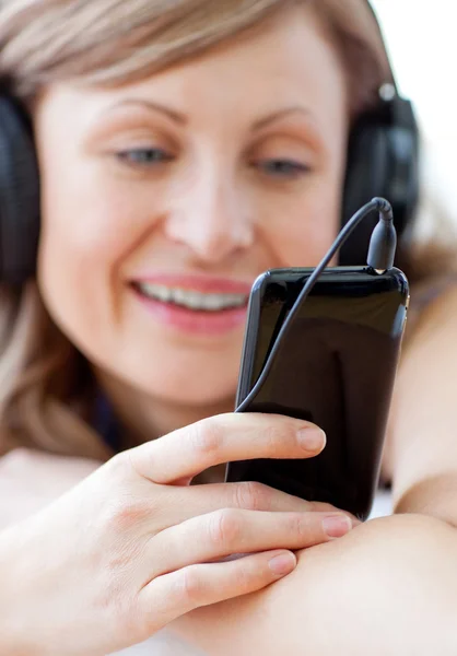 Πορτρέτο του μια ευτυχισμένη γυναίκα που ακούει τη μουσική με ακουστικά — Φωτογραφία Αρχείου