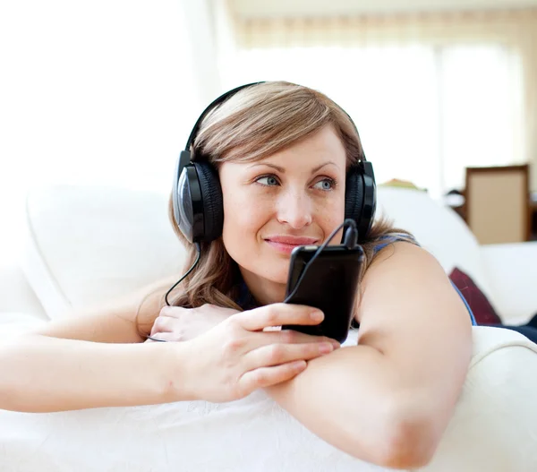 Porträtt av en attraktiv kvinna lyssna musik med headpho — Stockfoto
