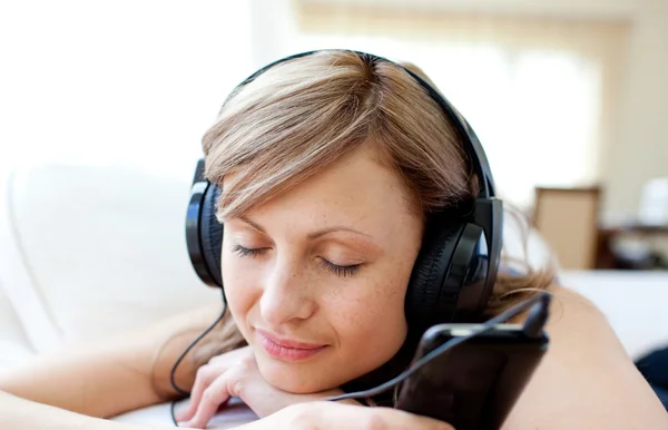 Πορτρέτο του μια όμορφη γυναίκα που ακούει τη μουσική με ακουστικά — Φωτογραφία Αρχείου