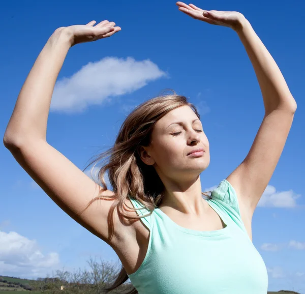 Succesvolle vrouw ponsen de lucht buiten — Stockfoto