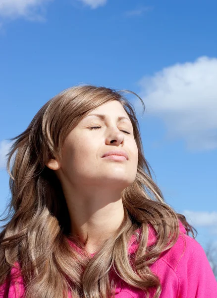 Сияющая женщина расслабляется на открытом воздухе — стоковое фото