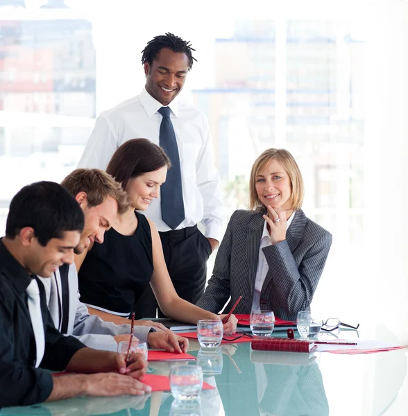Businessman training a group of students in business — Stock Photo, Image