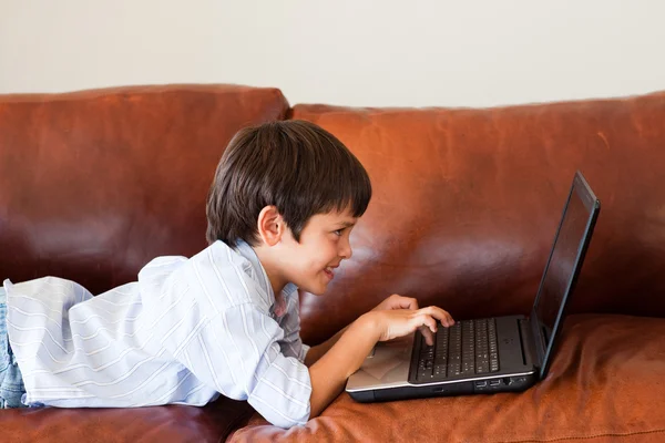 Kid usando seu laptop — Fotografia de Stock