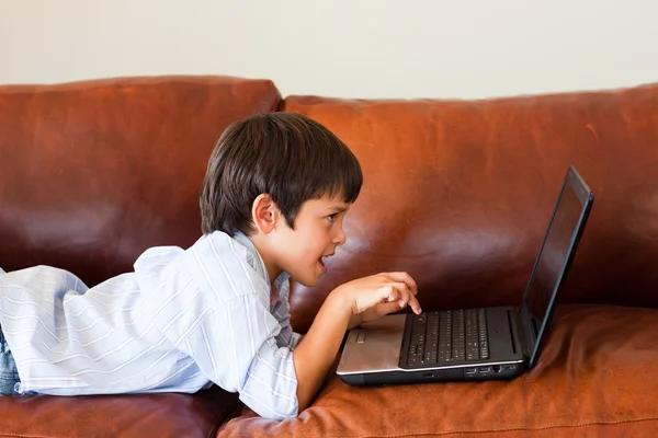 Kind spelen met zijn laptop — Stockfoto