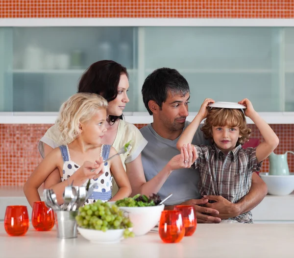 Lycklig familj äta i köket Stockbild
