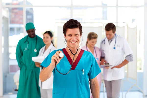 Arzt mit Kollegen im Hintergrund Stockfoto