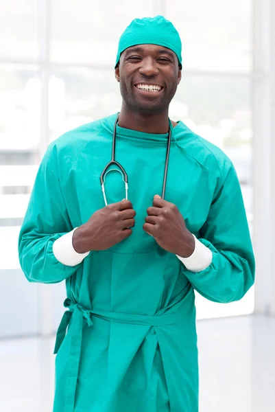 Atraktivní muž lékař při pohledu na fotoaparát Royalty Free Stock Fotografie