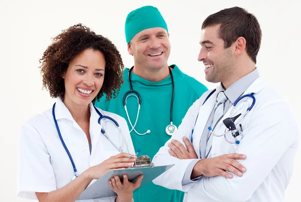 Grupp attraktiva läkare titta på kameran — Stockfoto