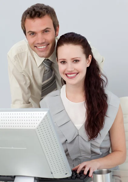 Young business using a computer Royalty Free Stock Images