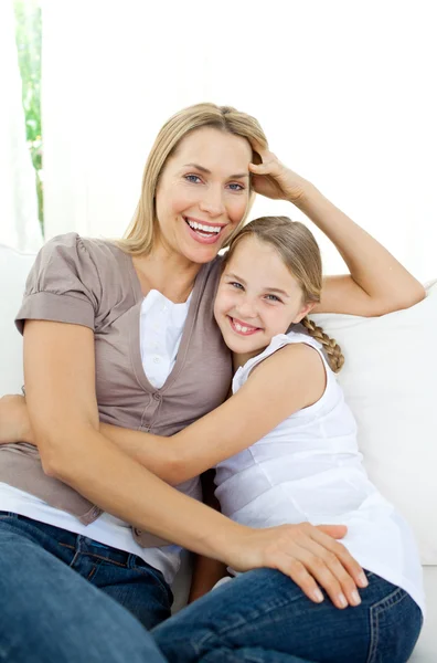 Красивая маленькая девочка обнимает свою улыбающуюся мать Лицензионные Стоковые Изображения