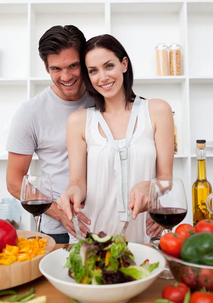 Portrait of a happy couple cooking Royalty Free Stock Photos