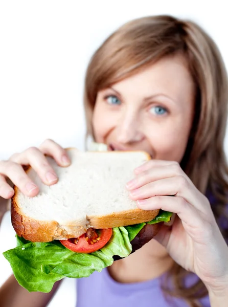 サンドイッチを保持している女性の笑みを浮かべてください。 ストック写真