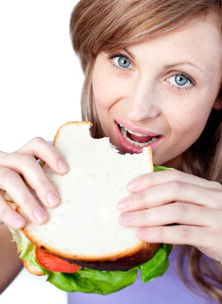 サンドイッチを食べるブロンドの女性 ストック画像