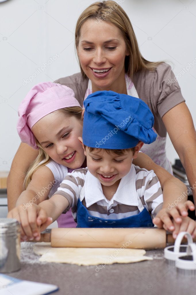 Mother and children baking cookies in the kitchen — Stock Photo ...