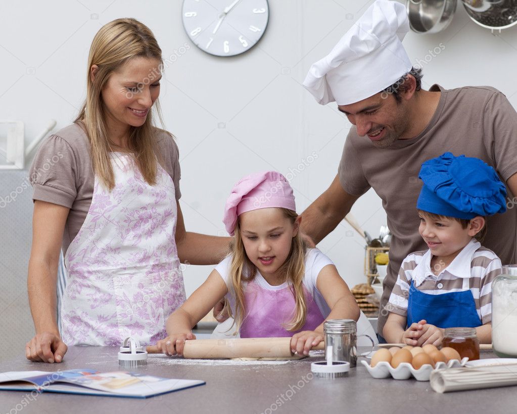 Eltern helfen Kindern beim Backen in der Küche — Stockfoto