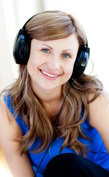 Aufgeweckte Frau hört Musik mit Kopfhörern — Stockfoto