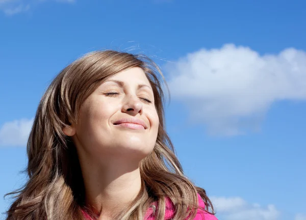 Mulher bonita é relaxante ao ar livre — Fotografia de Stock