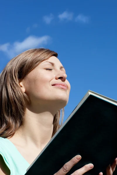 Красивая женщина читает книгу на открытом воздухе — стоковое фото