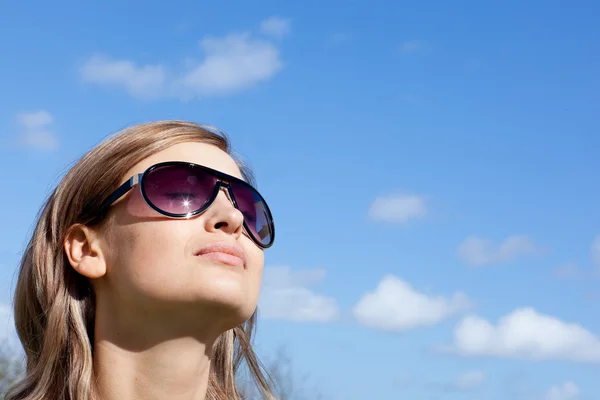 Mujer radiante está usando gafas al aire libre —  Fotos de Stock
