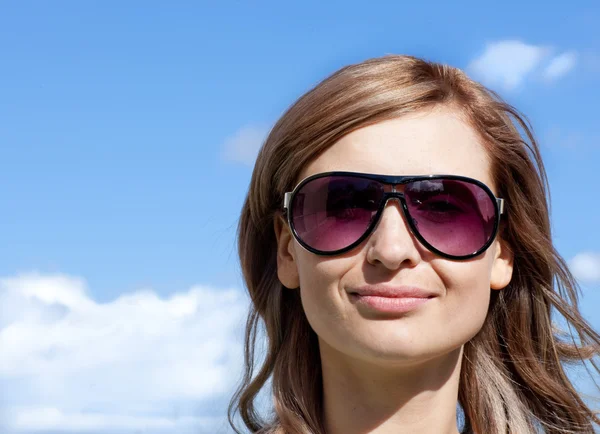 Mujer caucásica está usando gafas al aire libre — Foto de Stock