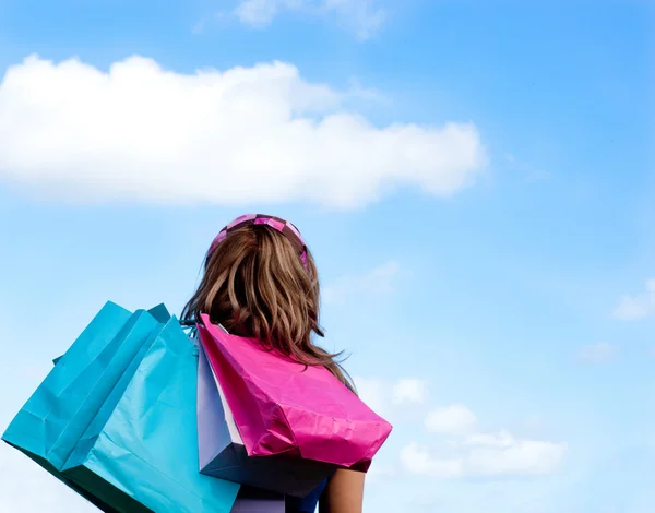 Mulher branca segurando sacos de compras ao ar livre — Fotografia de Stock