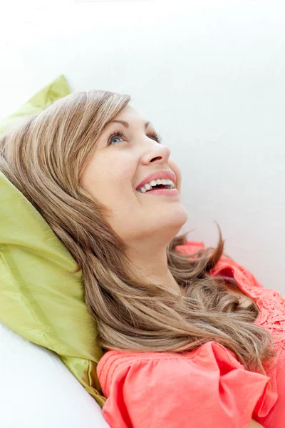 Porträtt av en glad kvinna liggande på en soffa — Stockfoto