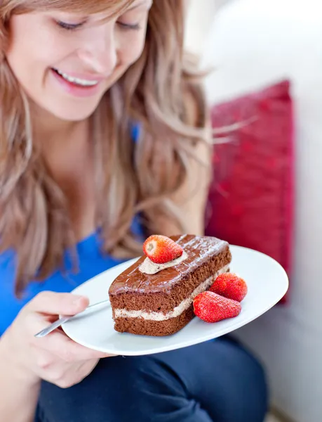 チョコレート ケーキの部分を保持している陽気な女性 — ストック写真