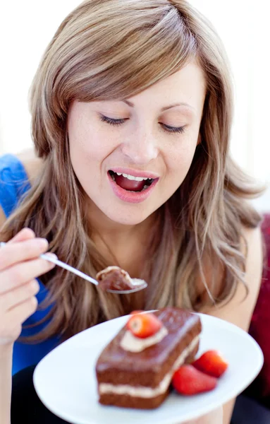 Çikolatalı kek parçası tutan genç kadın — Stok fotoğraf