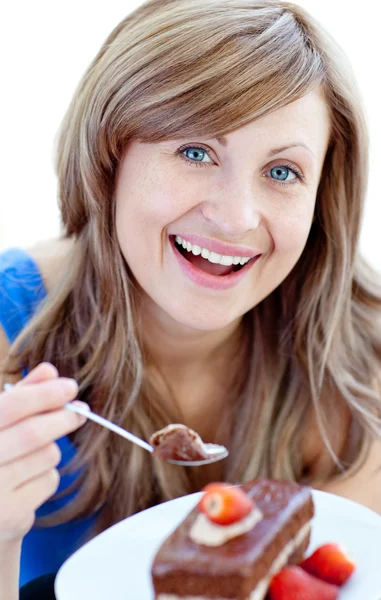 Strahlende Frau mit einem Stück Schokoladenkuchen — Stockfoto