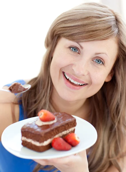 Femme lumineuse tenant un morceau de gâteau au chocolat — Photo