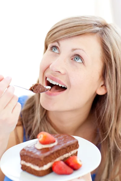 Mulher encantada segurando um pedaço de bolo de chocolate — Fotografia de Stock